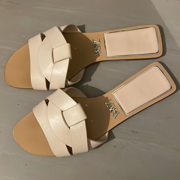 Zara low heeled crossed leather sandals